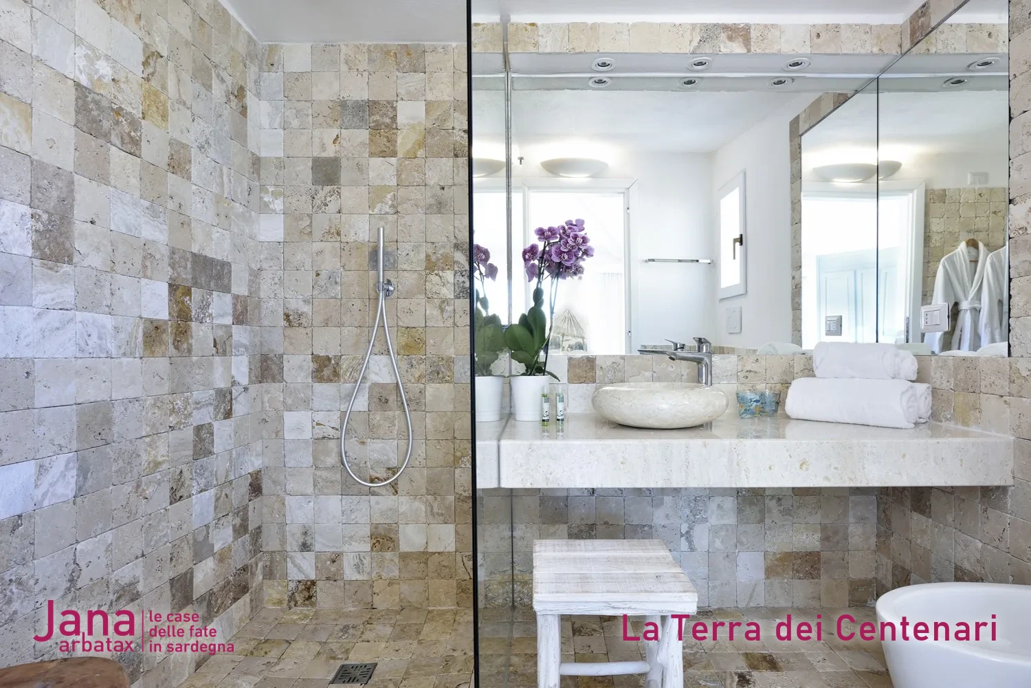 Bagno rivestito in pietra in una casa del progetto Jana ad Arbatax, in Ogliastra.