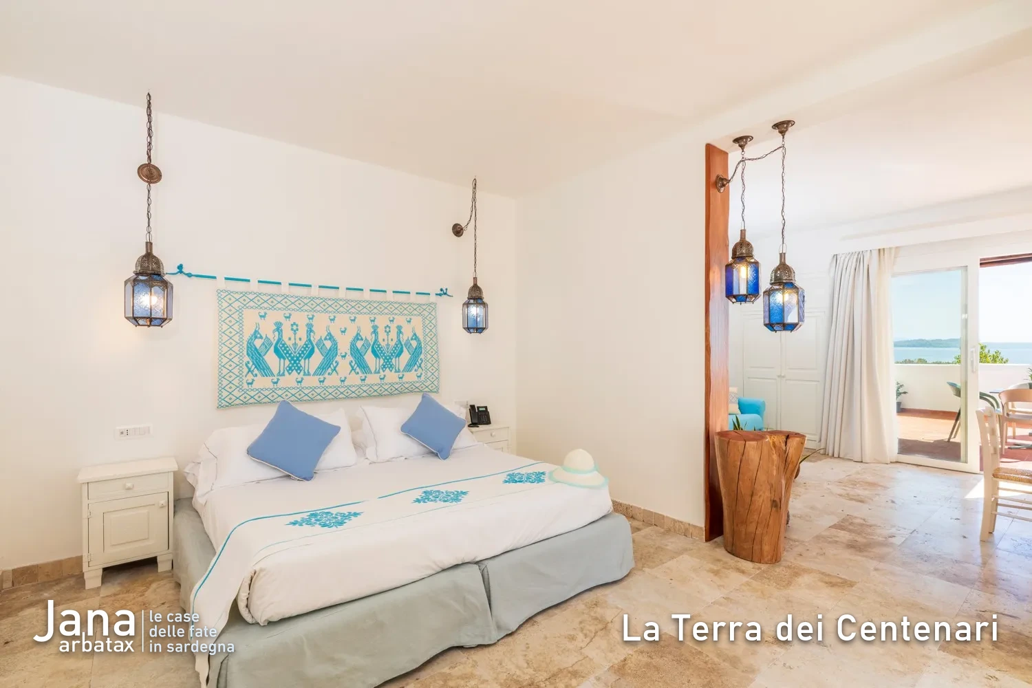 Camera con testiera decorata in una casa del progetto Jana ad Arbatax, in Ogliastra.