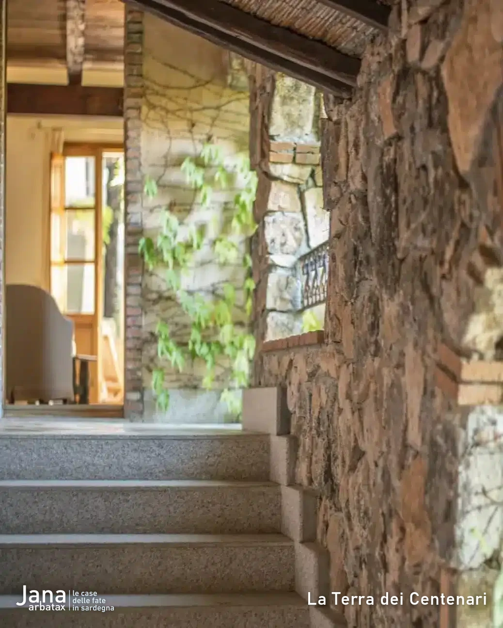 Scala in granito e pareti in pietra negli interni di una nuova costruzione ad Arbatax, in Ogliastra.