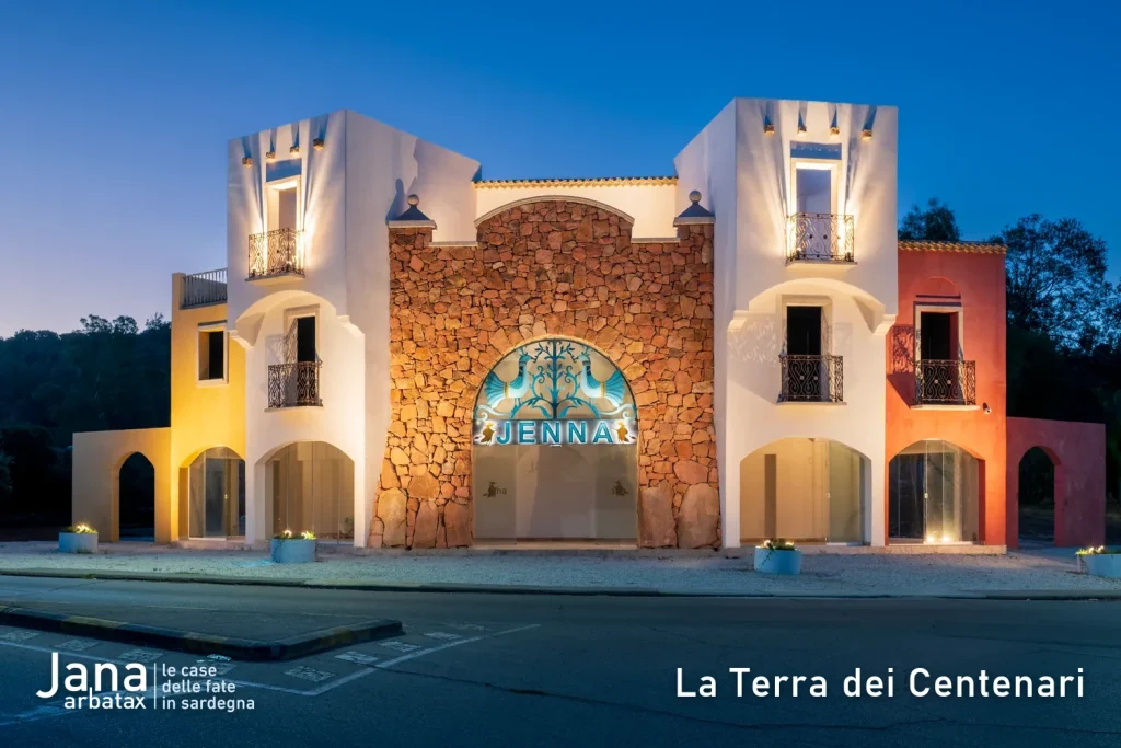 Il portale di Borgo Jenna illuminato al crepuscolo durante l'ora blu, ad Arbatax, in Ogliastra.