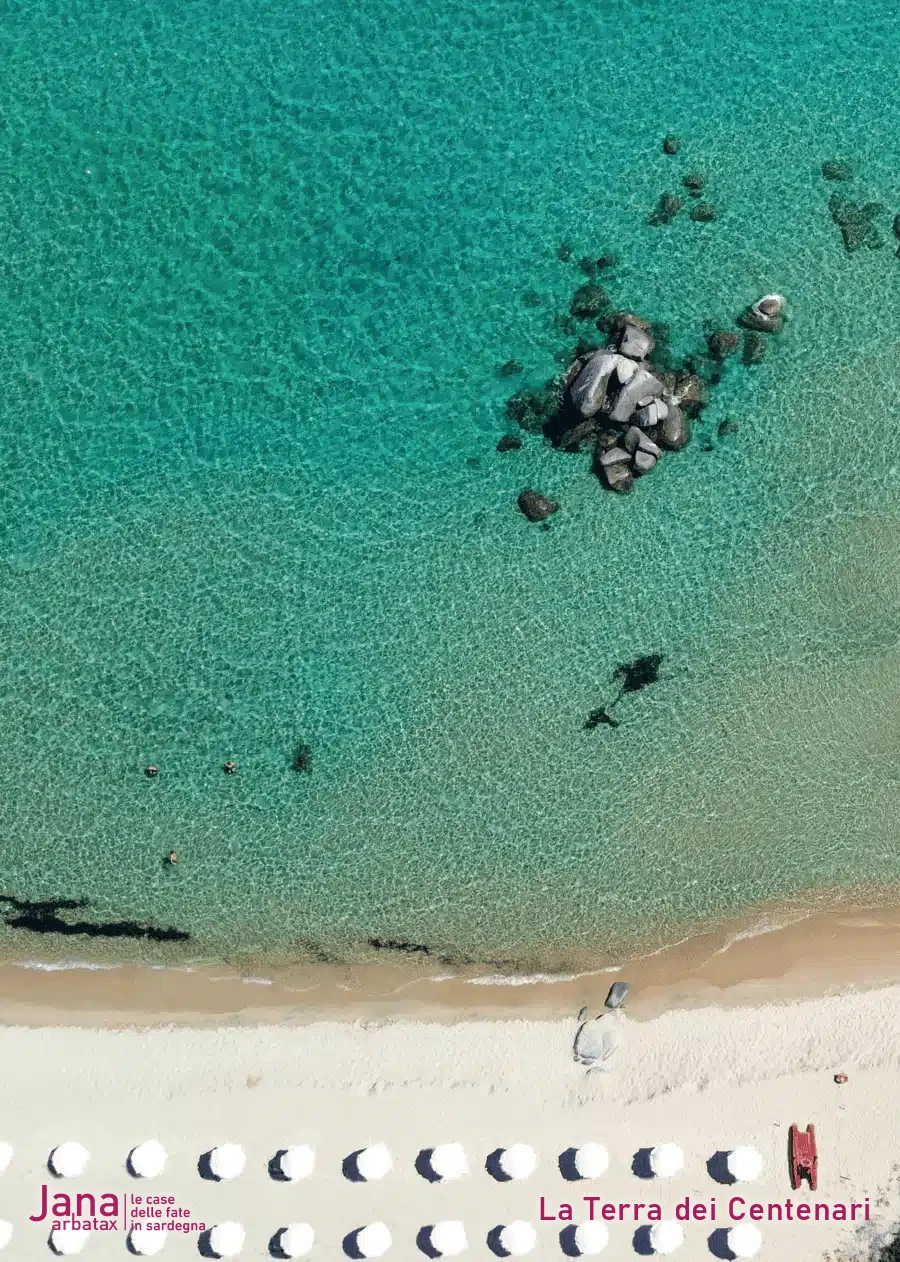 Vista aerea di una spiaggia dell'Ogliastra, in Sardegna, vicino ad Arbatax